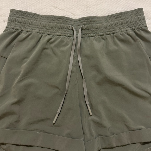 Lululemon Spring Break Away Short 3" SZ 6 - Picture 3 of 5